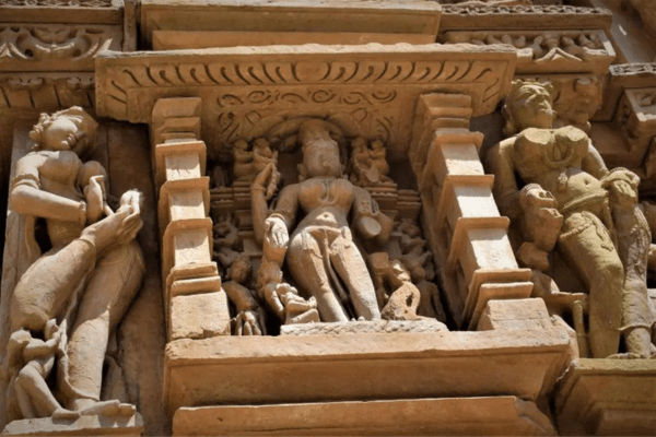 खजुराहो के मंदिरों की कामुक कला इतिहास, रहस्य और महत्व